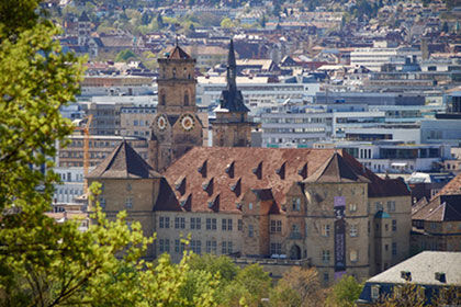 Blick auf eine Stadt von einem Hügel aus