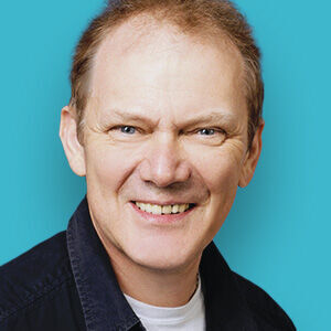 ein Mann mit einem Schnurrbart und einem blauen Hemd