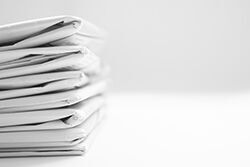 ein Stapel von Zeitungen auf weißem Hintergrund