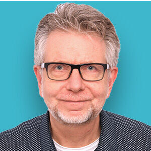 ein Mann mit Brille und einem weißen Hemd