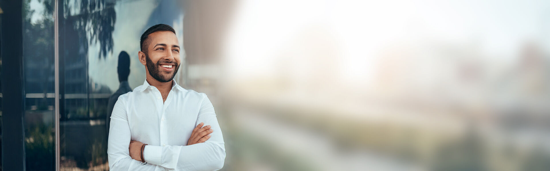 ein Mann in einem weißen Hemd draußen stehend