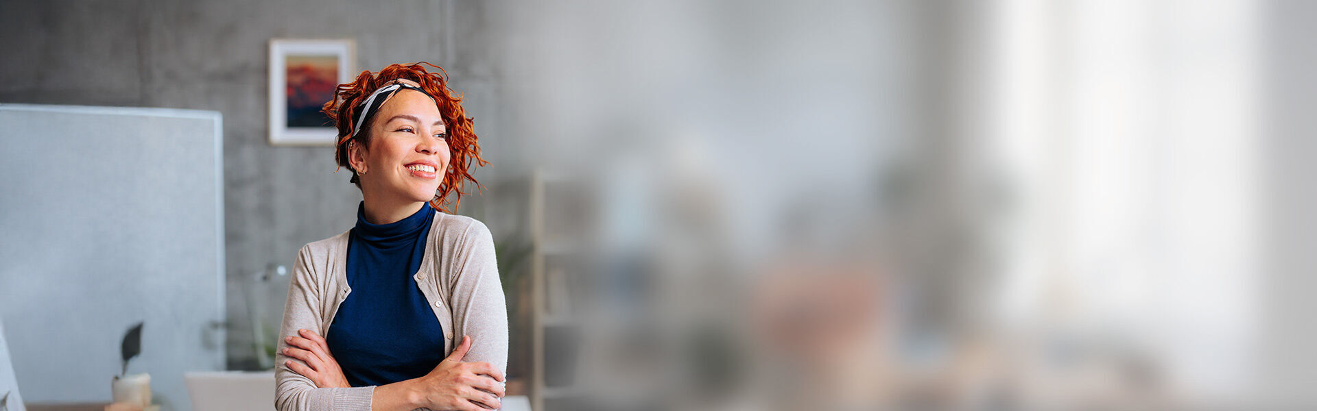 eine Frau mit roten Haaren, die vor einem Computer steht